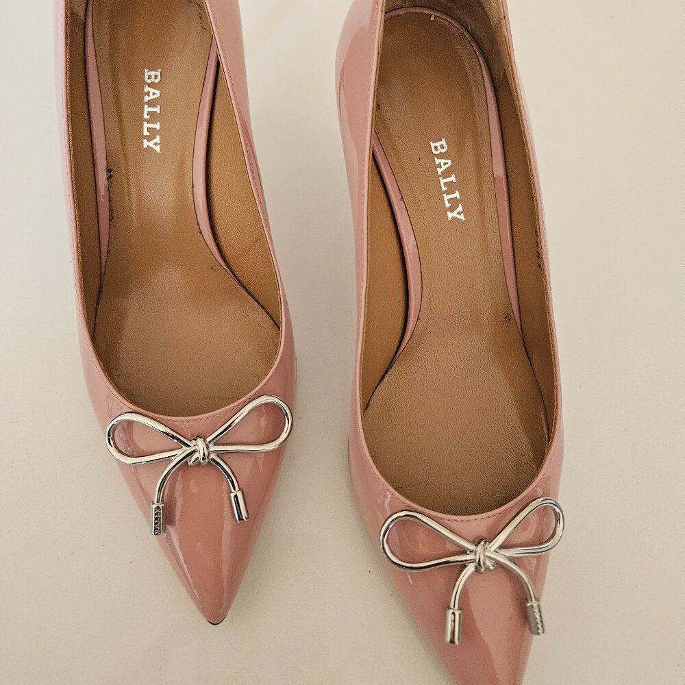 Bally Antique Rose Patent Leather Pumps in size 6